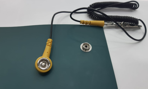 Tapete antiestático ESD para banco de trabajo con conexión a tierra. - Imagen 3